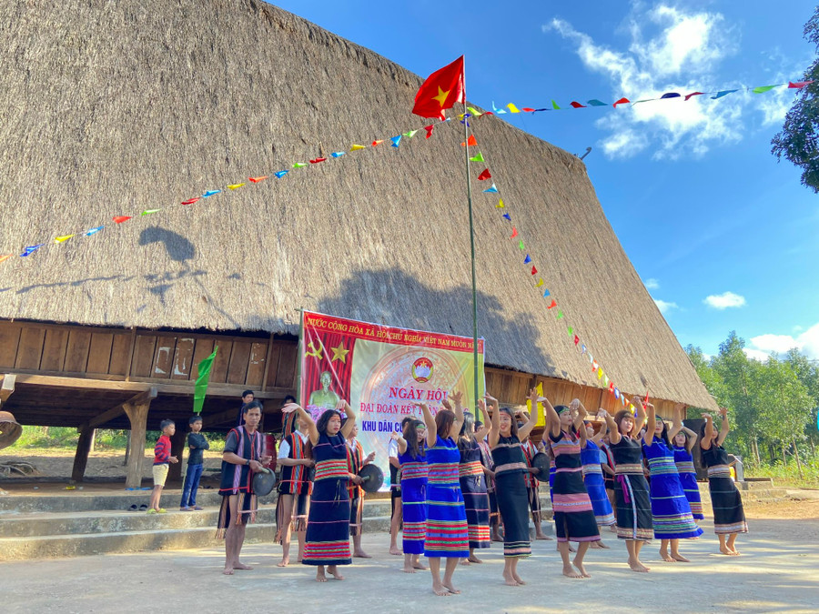 Người dân thôn 4, xã Tân Lập, huyện Kon Rẫy rộn ràng tổ chức Ngày hội Đại đoàn kết toàn dân. Ảnh: Y Đô - Hoài Tiến Người dân thôn 4, xã Tân Lập, huyện Kon Rẫy rộn ràng tổ chức Ngày hội Đại đoàn kết toàn dân. Ảnh: Y Đô - Hoài Tiến