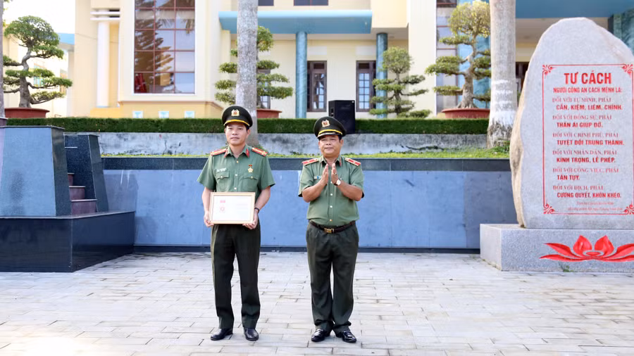 Thiếu tướng Rah Lan Lâm-Giám đốc Công an tỉnh trao Kỷ niệm chương “Vì sự nghiệp Dân vận” của Ban Dân vận Trung ương cho Đại tá Nguyễn Ngọc Sơn – Phó Giám đốc Công an tỉnh. Ảnh: Lê Ánh