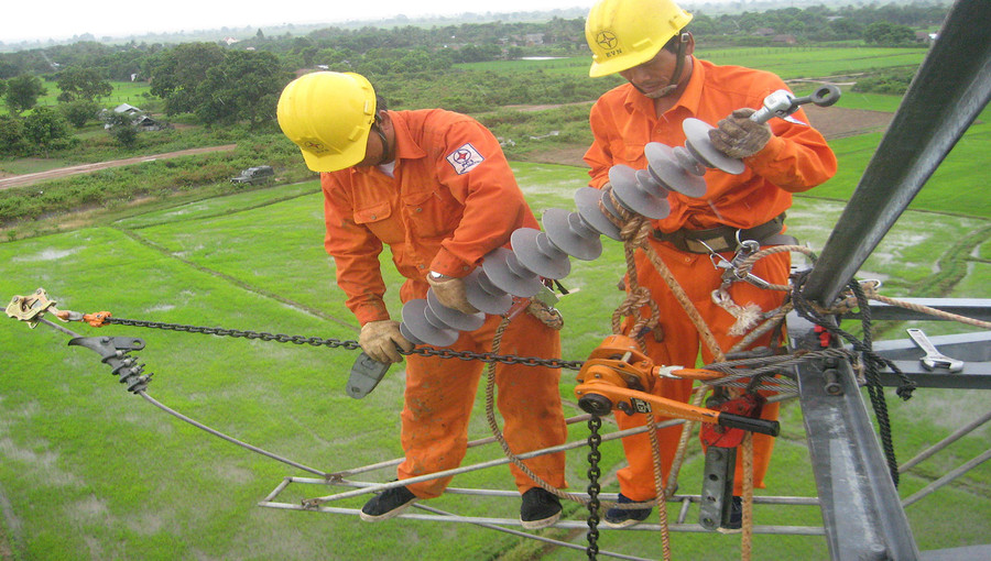 Việc sửa chữa trên lưới điện đang mang điện giúp sinh hoạt, sản xuất kinh doanh của người dân được ổn định, không bị gián đoạn. Ảnh: N.K
