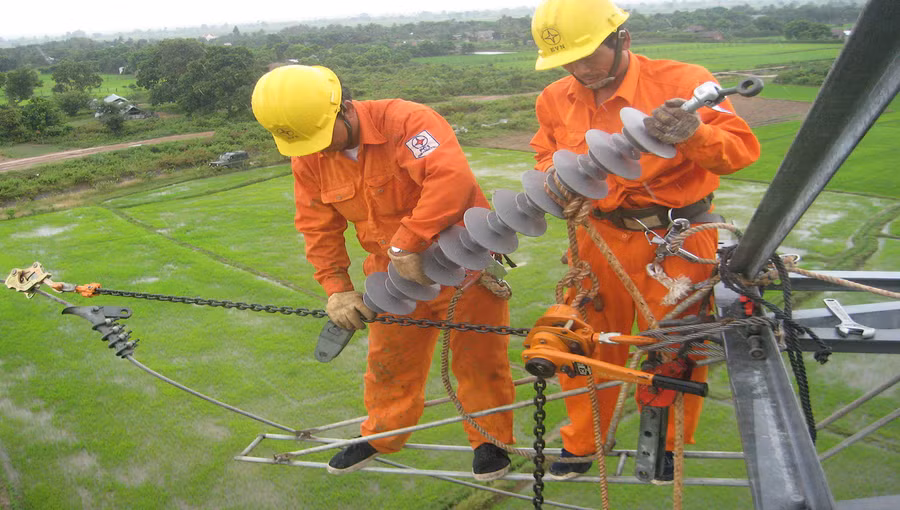 Việc sửa chữa trên lưới điện đang mang điện giúp sinh hoạt, sản xuất kinh doanh của người dân được ổn định, không bị gián đoạn. Ảnh: N.K