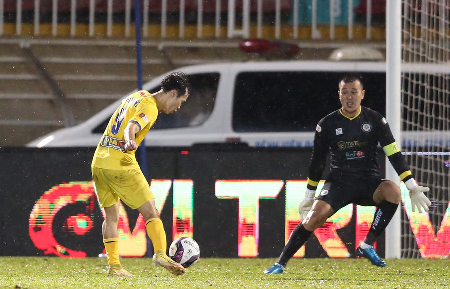  Văn Toàn đã có những cơ hội đối mặt với Văn Công nhưng không thể chiến thắng. Ảnh: Văn Ngọc