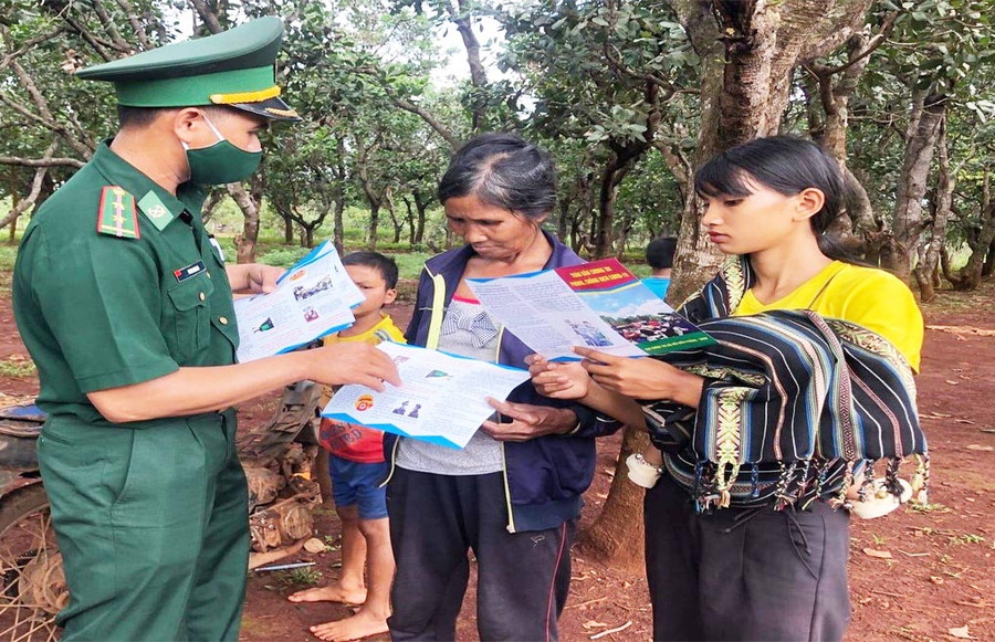 Cán bộ Đồn Biên phòng Ia Chía (huyện Ia Grai) tuyên truyền và phát tờ rơi hướng dẫn các biện pháp phòng dịch đến tận tay người dân. Ảnh: Anh Huy Cán bộ Đồn Biên phòng Ia Chía tuyên truyền và phát tờ rơi hướng dẫn các biện pháp phòng dịch đến tận tay người dân. Ảnh: Anh Huy