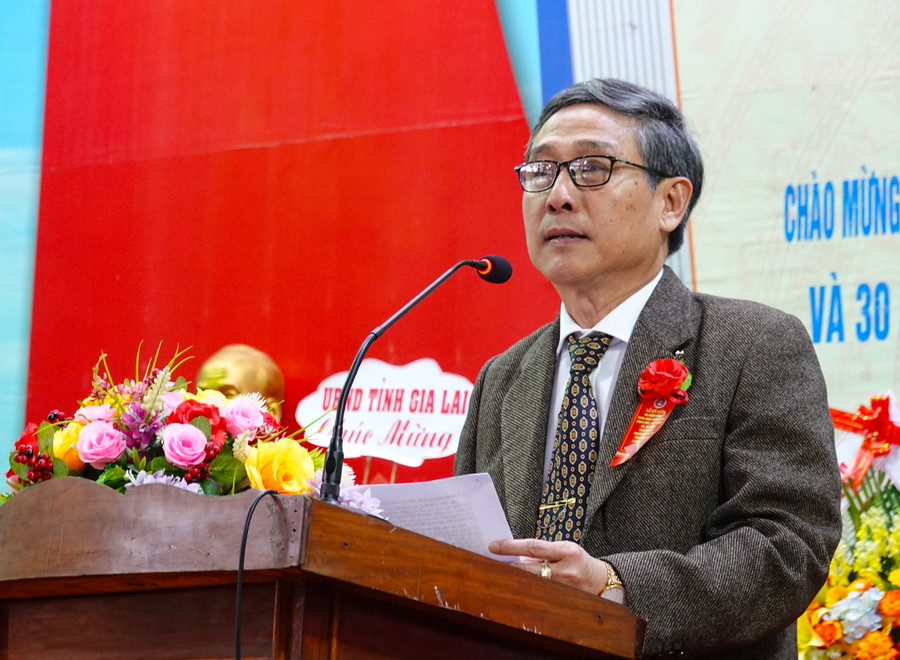 Ông Lê Duy Định-Tỉnh ủy viên, Giám đốc Sở GD-ĐT phát biểu chúc mừng truyền thống 30 năm đáng tự hào của thầy và trò Trường Phổ thông Dân tộc Nội trú tỉnh. Ảnh: Mộc Trà