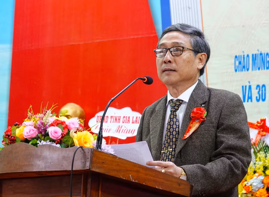 Ông Lê Duy Định-Tỉnh ủy viên, Giám đốc Sở GD-ĐT phát biểu chúc mừng truyền thống 30 năm đáng tự hào của thầy và trò Trường Phổ thông Dân tộc Nội trú tỉnh. Ảnh: Mộc Trà