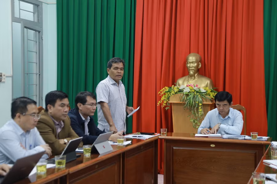 Bí thư Tỉnh ủy Hồ Văn Niên phát biểu ý kiến tại buổi sinh hoạt định kỳ của Chi bộ Trung tâm Phát triển quỹ đất TP. Pleiku. Ảnh: Phương Linh