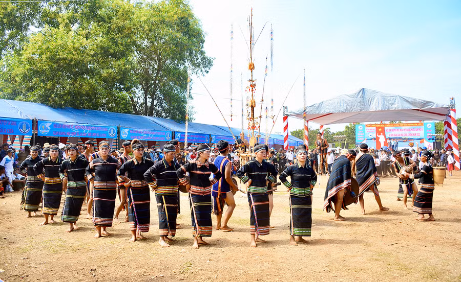 Phát huy giá trị văn hóa của đồng bào các dân tộc thiểu số, nhất là không gian văn hóa cồng chiêng, dân ca truyền thống
