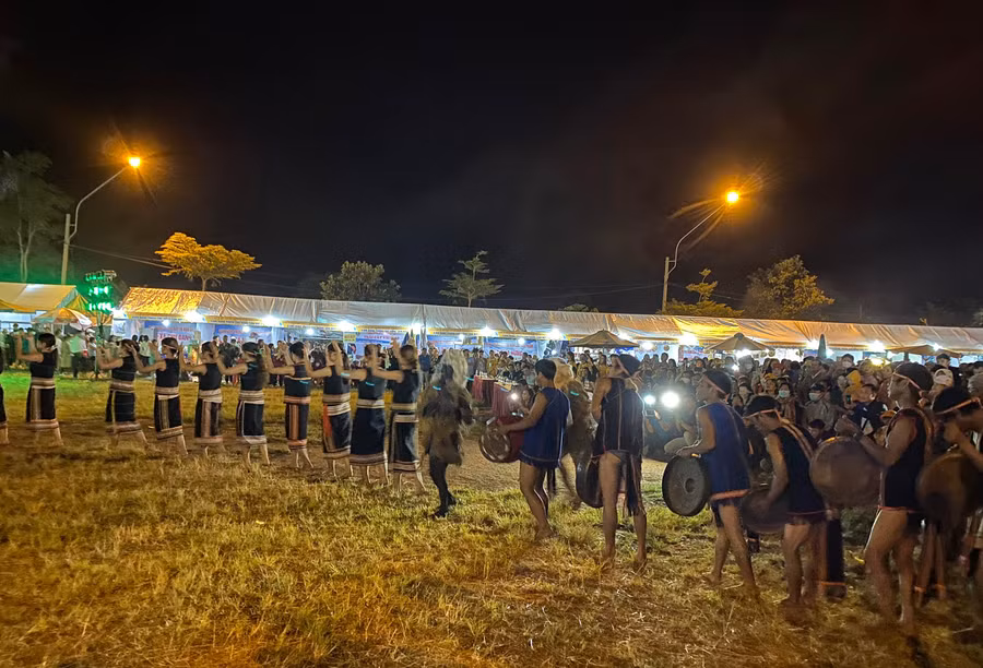 Lễ hội là dịp tôn vinh bản sắc văn hoá, di sản thiên nhiên vùng đất Chư Pah. Ảnh Hoàng Ngọc