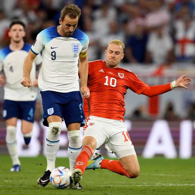 Các cầu thủ Xứ Wales bất lực trong việc ngăn cản các mũi nhọn của tuyển Anh. Ảnh: FIFA Các cầu thủ Xứ Wales bất lực trong việc ngăn cản các mũi nhọn của tuyển Anh. Ảnh: FIFA