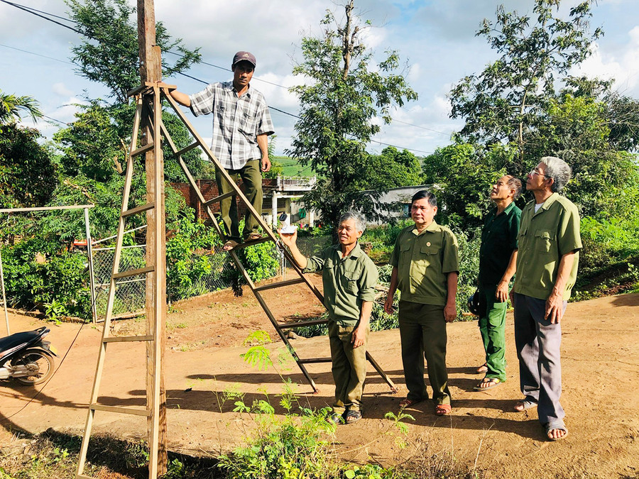 Các CCB thôn Hòa Sơn (xã Ia Phang, huyện Chư Pưh) kiểm tra việc lắp đặt camera an ninh. Ảnh: Phan Lài Các CCB thôn Hòa Sơn (xã Ia Phang, huyện Chư Pưh) kiểm tra việc lắp đặt camera an ninh. Ảnh: Phan Lài