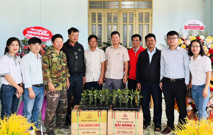 Các thành viên Tổ khuyến nông cộng đồng tại lễ ra mắt. Ảnh: Phạm Sang