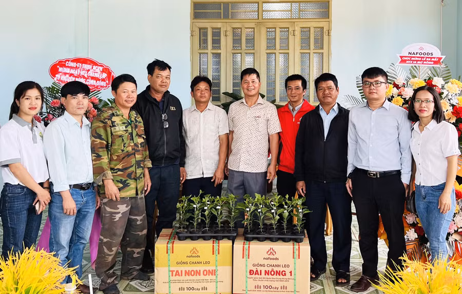 Các thành viên Tổ khuyến nông cộng đồng tại lễ ra mắt. Ảnh: Phạm Sang