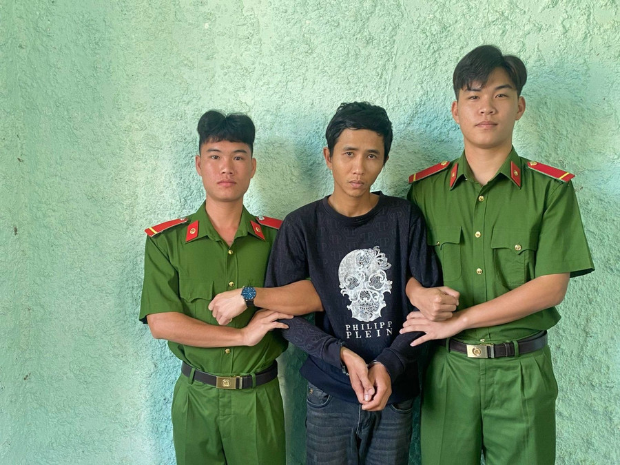 Nghi phạm Nguyễn Phi Hùng tại cơ quan công an. Ảnh: N.X.