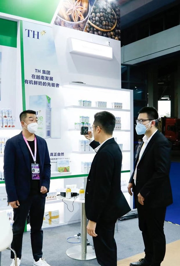 Cán bộ Văn phòng xúc tiến thương mại Việt Nam tại Hàng Châu tham gia hỗ trợ các doanh nghiệp Việt Nam tại CIIE-5. (Ảnh: Thành Dương/Vietnam+) Cán bộ Văn phòng xúc tiến thương mại Việt Nam tại Hàng Châu tham gia hỗ trợ các doanh nghiệp Việt Nam tại CIIE-5. (Ảnh: Thành Dương/Vietnam+)