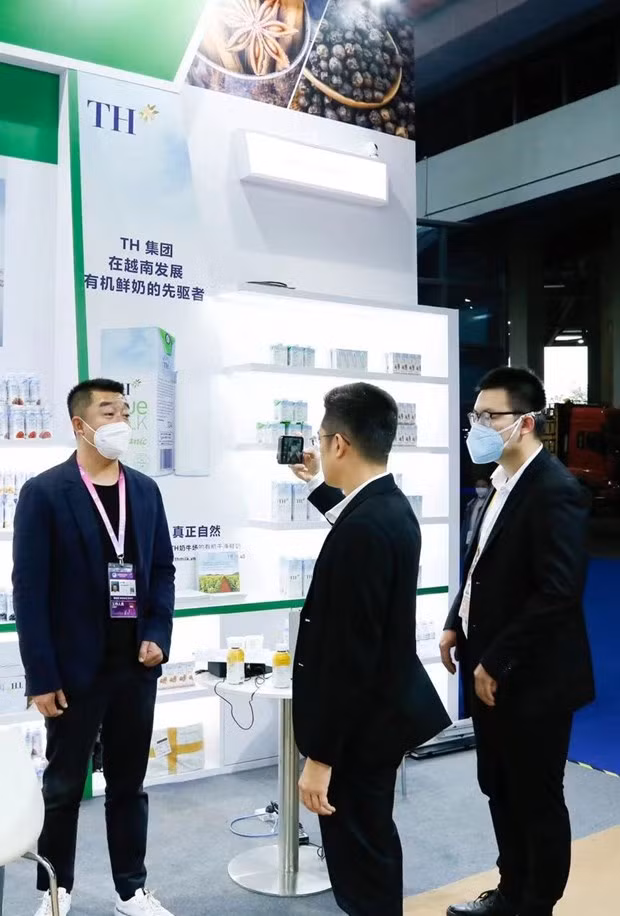 Cán bộ Văn phòng xúc tiến thương mại Việt Nam tại Hàng Châu tham gia hỗ trợ các doanh nghiệp Việt Nam tại CIIE-5. (Ảnh: Thành Dương/Vietnam+) Cán bộ Văn phòng xúc tiến thương mại Việt Nam tại Hàng Châu tham gia hỗ trợ các doanh nghiệp Việt Nam tại CIIE-5. (Ảnh: Thành Dương/Vietnam+)