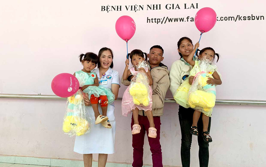  3 cháu sinh non con anh Huy (xã Ia Dêr, huyện Ia Grai) hiện nay đã 4 tuổi, khỏe mạnh và lanh lợi. Ảnh: Như Nguyện