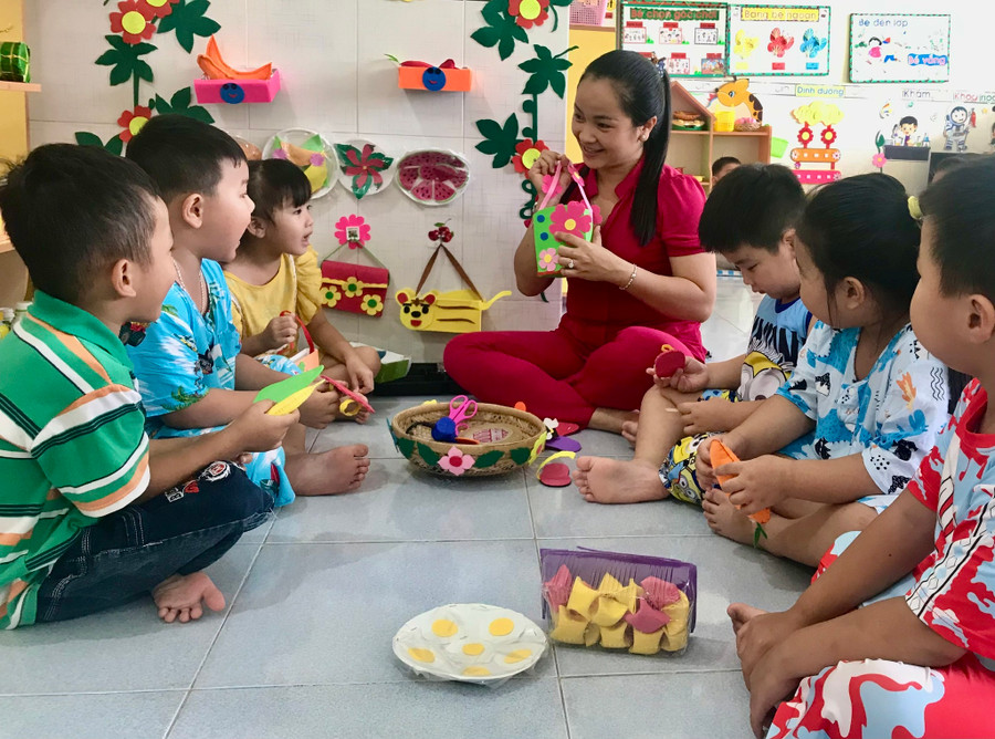 Một tiết dạy làm đồ dùng dạy học của cô An. Ảnh: Thanh Duy Một tiết dạy làm đồ dùng dạy học của cô An. Ảnh: Thanh Duy