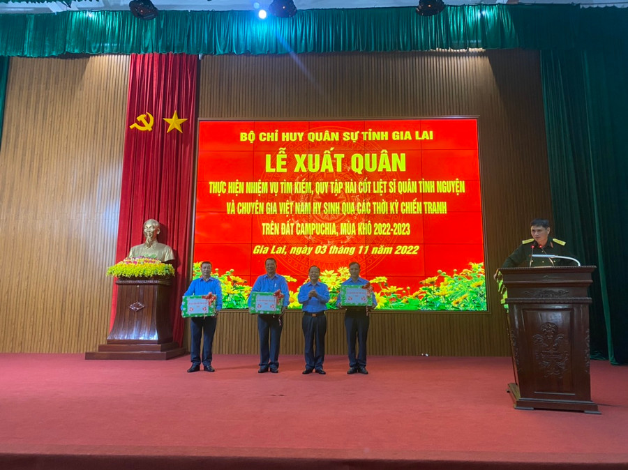 Đại tá Lê Kim Giàu-Ủy viên Ban Thường vụ Tỉnh ủy, Chỉ huy trưởng Bộ Chỉ huy Quân sự tỉnh tặng quà cho Đội K52. Ảnh: Lê Anh Đại tá Lê Kim Giàu-Ủy viên Ban Thường vụ Tỉnh ủy, Chỉ huy trưởng Bộ Chỉ huy Quân sự tỉnh tặng quà cho Đội K52. Ảnh: Lê Anh