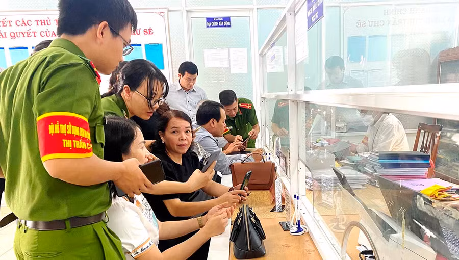  Hỗ trợ người dân tại bộ phận 1 cửa. Ảnh: Mỹ Đức