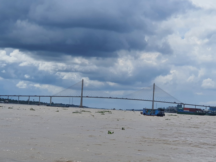 Cầu Rạch Miễu nhìn từ xa giống 2 chiếc nón lá cách điệu. Ảnh: Khang Ka