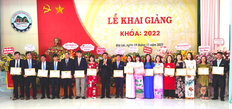 Lãnh đạo Trường Cao đẳng Gia Lai tặng giấy khen cho tập thể, cá nhân có thành tích xuất sắc trong năm học 2021-2022. Ảnh: Đinh Yến Lãnh đạo Trường Cao đẳng Gia Lai tặng giấy khen cho tập thể, cá nhân có thành tích xuất sắc trong năm học 2021-2022. Ảnh. Đinh Yến