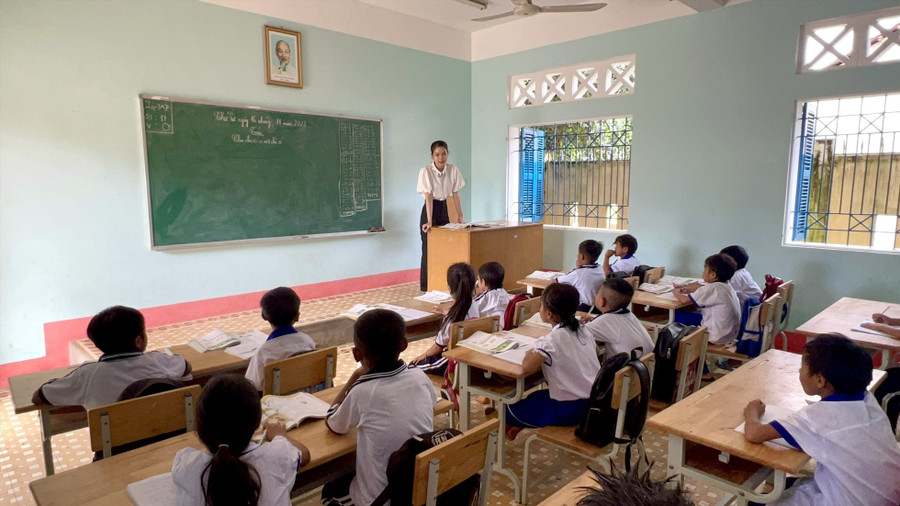  Từ bao đời nay, dân tộc Việt Nam có truyền thống hiếu học, chính vì hiếu học nên mới kính thầy.