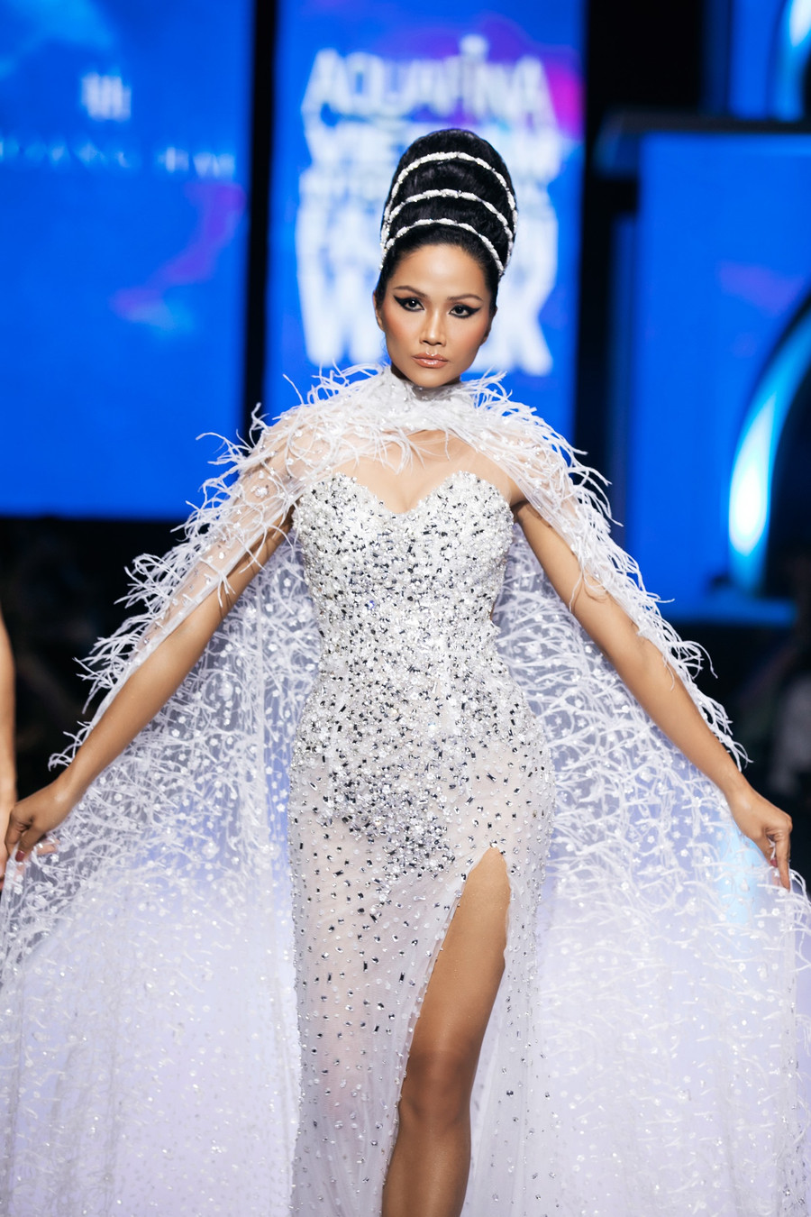 Hoa hậu H'Hen Niê xuất hiện lộng lẫy trong bộ váy cưới của NTK Hoàng Hải. Ảnh: Nhân vật cung cấp.