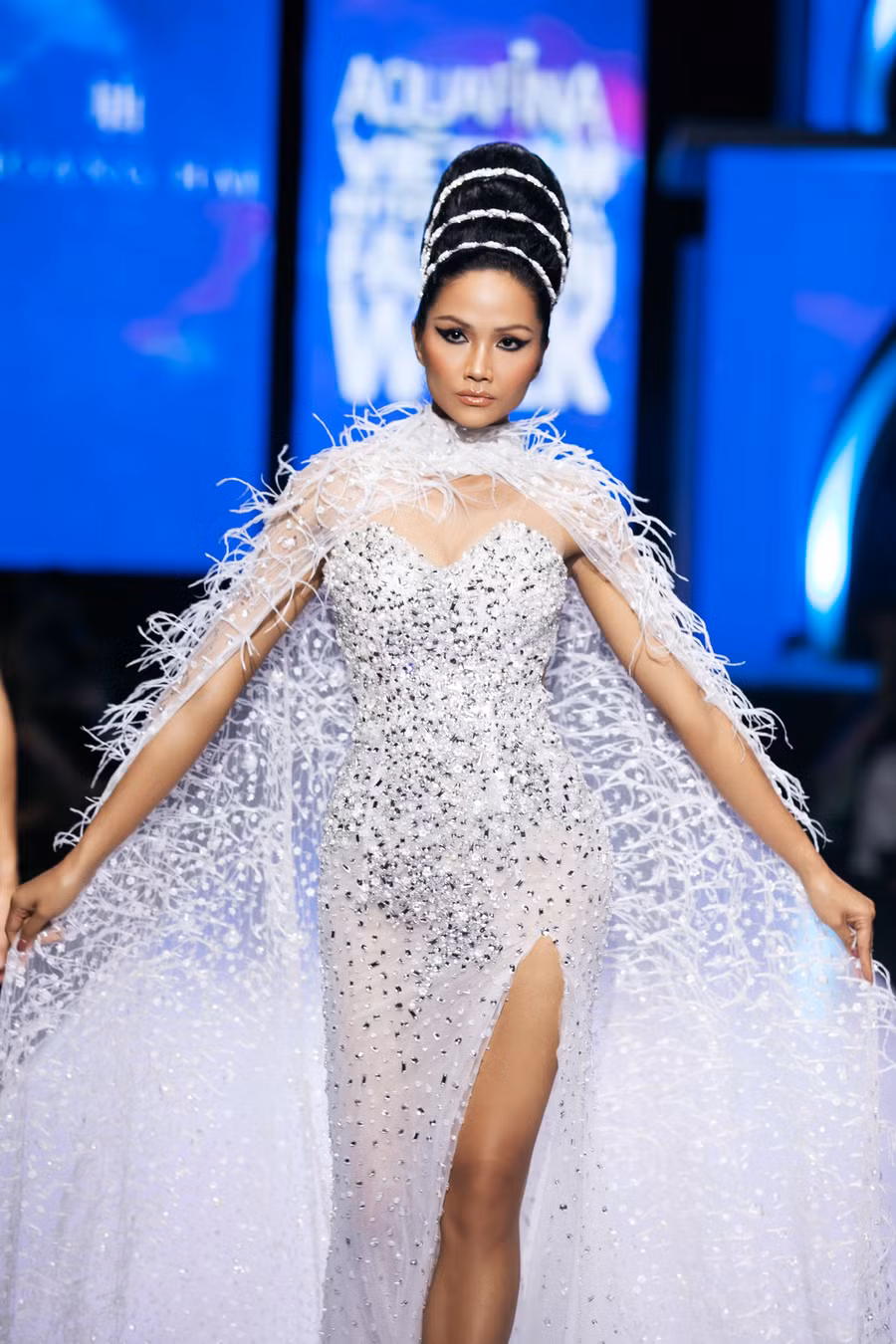 Hoa hậu H'Hen Niê xuất hiện lộng lẫy trong bộ váy cưới của NTK Hoàng Hải. Ảnh: Nhân vật cung cấp.