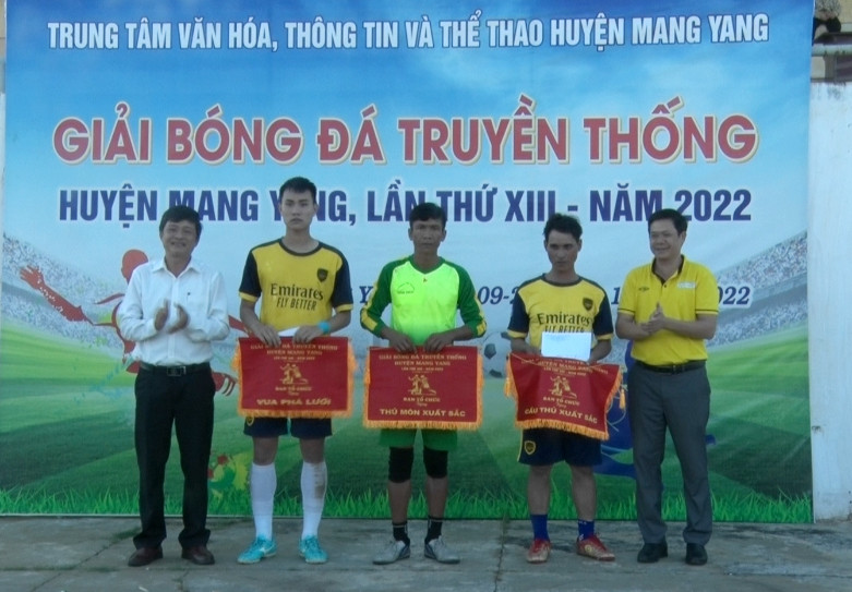 Ban Tổ chức trao giải thủ môn xuất sắc, cầu thủ thủ xuất sắc và vua phá lưới cho các vận động viên. Ảnh: Hà Phương