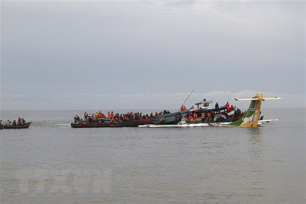  Lực lượng cứu hộ tìm kiếm các nạn nhân trong vụ tai nạn máy bay rơi xuống hồ Victoria ở Tanzania, ngày 6/11. (Ảnh: AFP/TTXVN)
