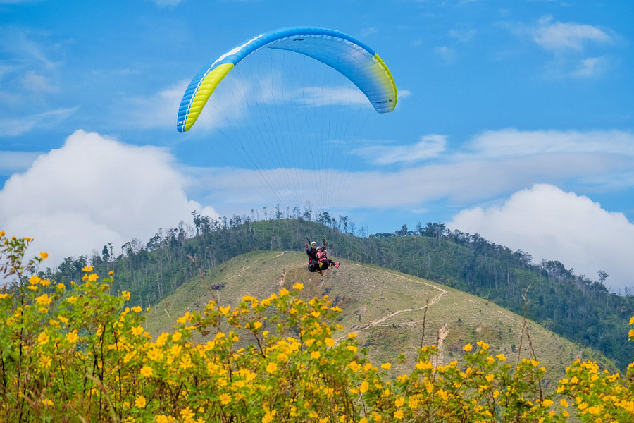 Du khách trải nghiệm dù lượn trên núi lửa Chư Đang Ya. Ảnh: N.T.K 