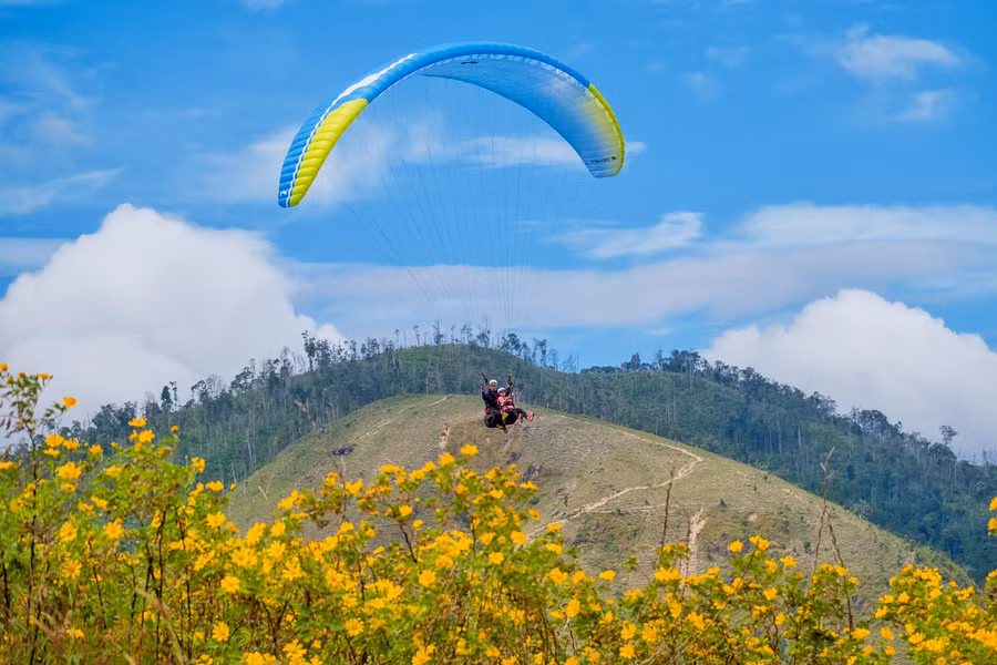 Du khách trải nghiệm dù lượn trên núi lửa Chư Đang Ya. Ảnh: N.T.K 
