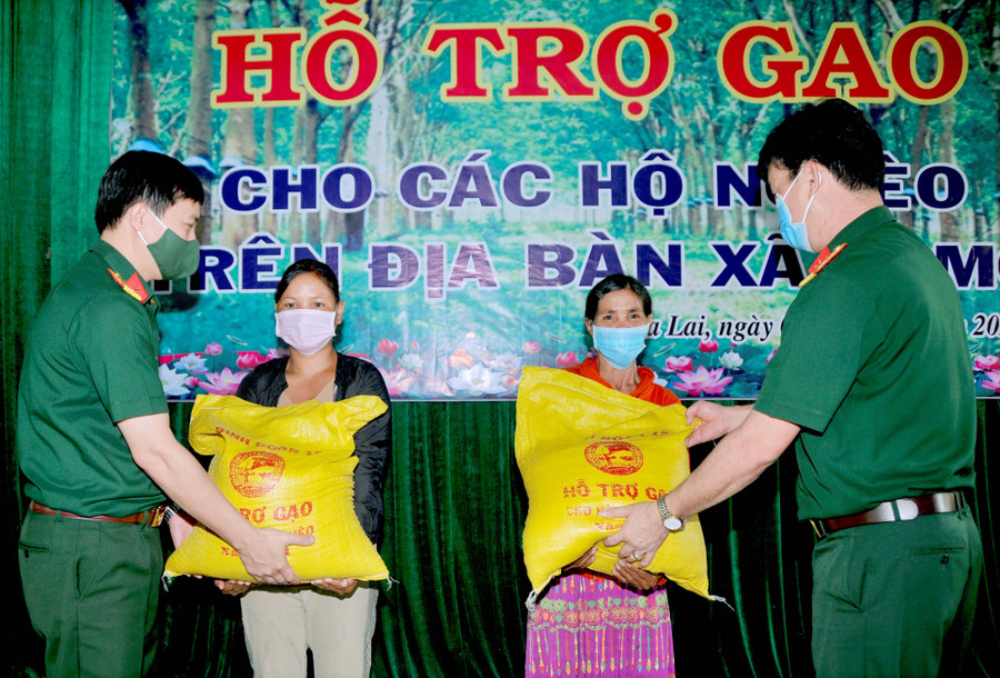 Lãnh đạo Binh đoàn 15 hỗ trợ gạo giáp hạt cho đồng bào dân tộc thiểu số vùng biên giới. Ảnh: Vĩnh Hoàng