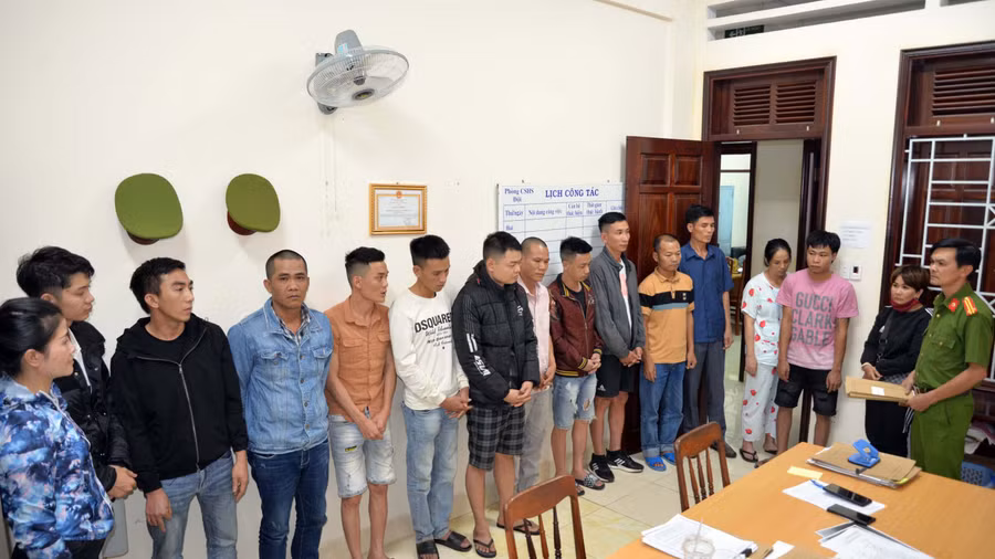 Các đối tượng bị bắt giữ tại cơ quan Công an. Ảnh: Lê Ánh