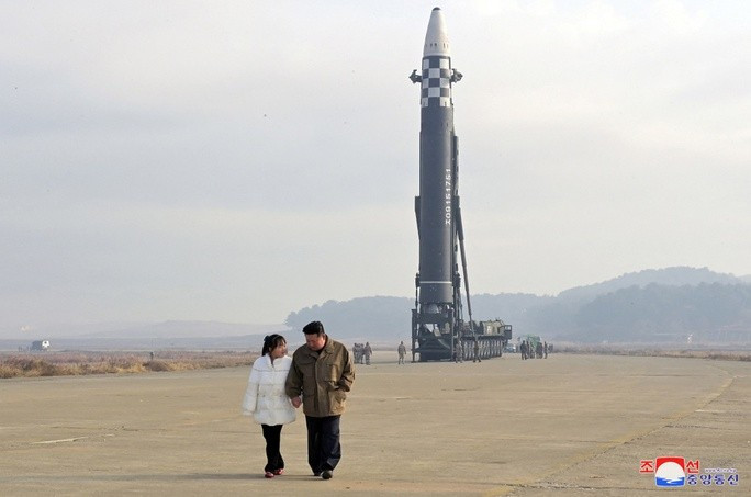 Con gái ông Kim Jong-un mặc áo trắng và đi cùng cha trong các bức ảnh tại bãi phóng ICBM. Ảnh: KCNA Con gái ông Kim Jong-un mặc áo trắng và đi cùng cha trong các bức ảnh tại bãi phóng ICBM. Ảnh: KCNA
