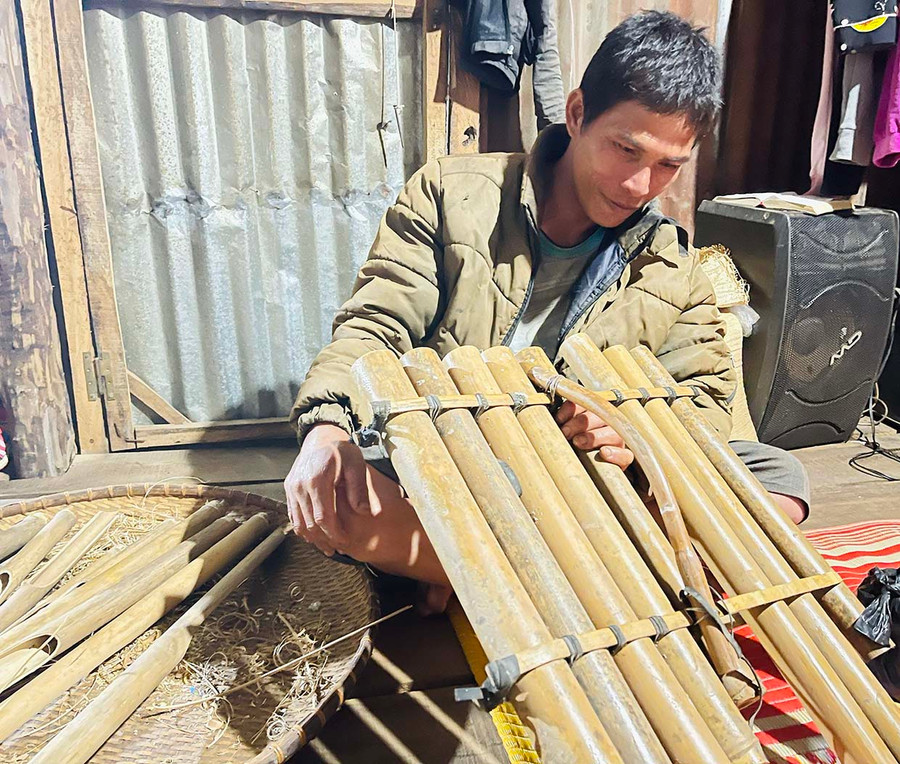 Mỗi chiếc đàn klông pút do anh Ksor Quynh chế tác thường có từ 7 đến 10 ống nứa. Ảnh: Mai Ka  Mỗi chiếc đàn klông pút do anh Ksor Quynh chế tác thường có từ 7 đến 10 ống nứa. Ảnh: Mai Ka