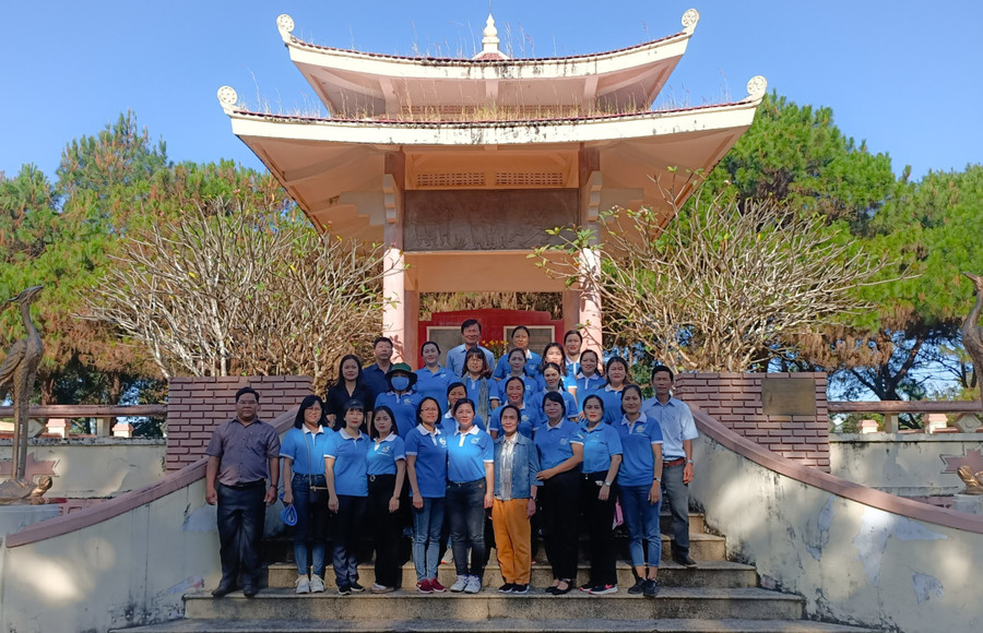 Đoàn chụp hình lưu niệm tại Nhà bia tưởng niệm. Ảnh: Nhật Hào