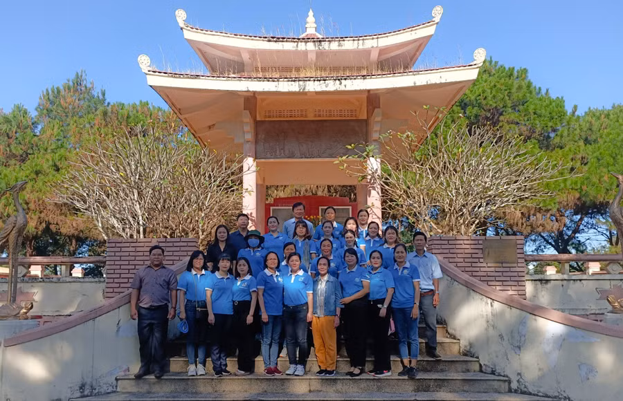 Đoàn chụp hình lưu niệm tại Nhà bia tưởng niệm. Ảnh: Nhật Hào