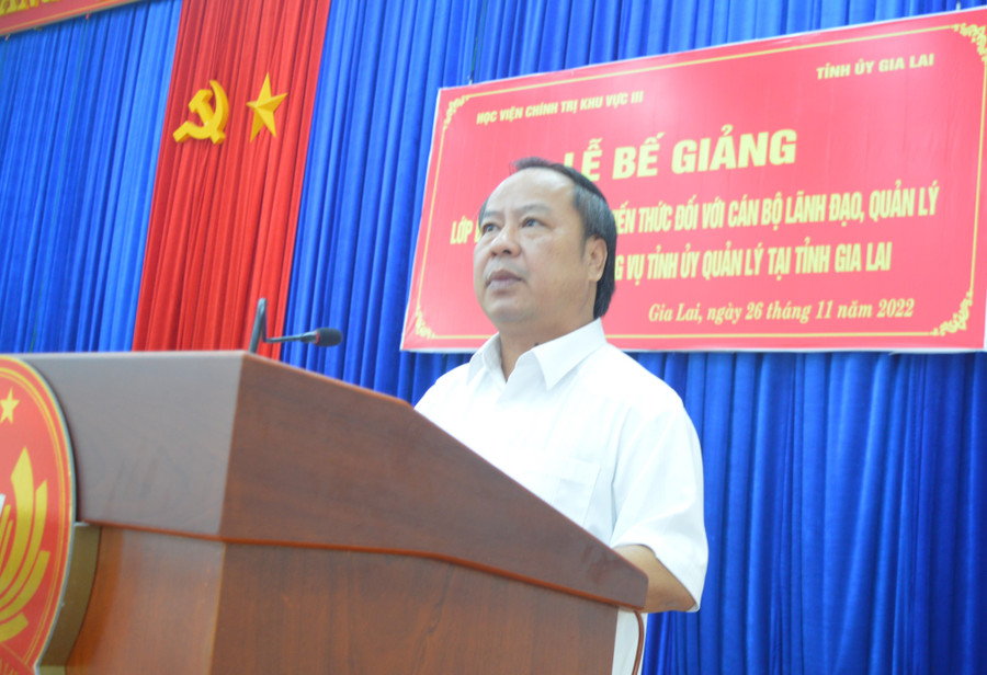 Phó Bí thư Thường trực Tỉnh ủy Châu Ngọc Tuấn phát biểu tại lễ bế giảng. Ảnh: Anh Huy