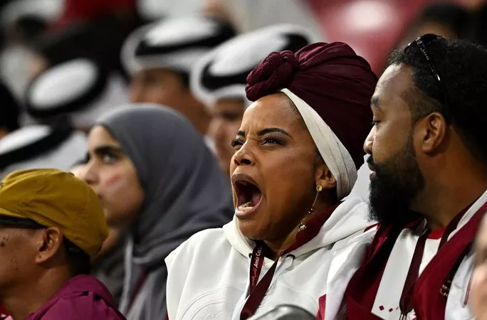 Biểu cảm của cổ động viên Qatar sau thất bại ở trận khai mạc