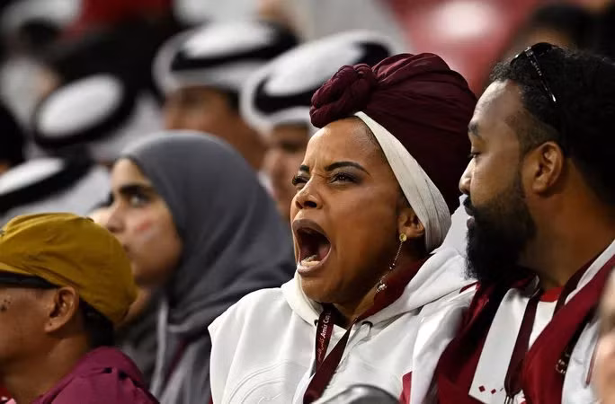 Biểu cảm của cổ động viên Qatar sau thất bại ở trận khai mạc