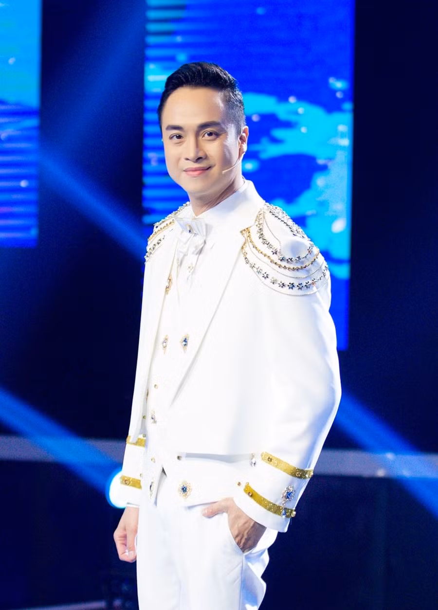 Nhật Tinh Anh ấn tượng với phong cách âm nhạc của MONO, Tăng Duy Tân. Ảnh: BTC