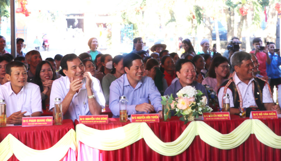 Các đồng chí lãnh đạo tỉnh, huyện Kbang tham dự Ngày hội Đại đoàn kết toàn dân tộc tại thôn 1 (xã Lơ Ku, huyện Kbang). Ảnh: Ngọc Minh