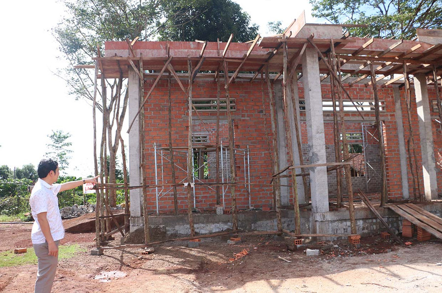  Thi công công trình nhà văn hóa làng Dơ Nông Ó, xã Kông Htok. Ảnh: Nguyễn Quang