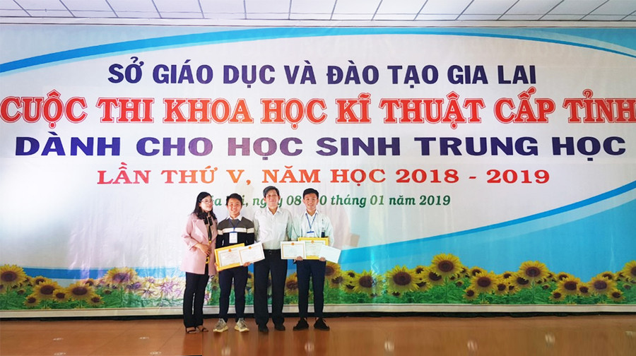 Thầy giáo Nguyễn Văn Thành cùng học trò tại Cuộc thi Khoa học Kỹ thuật cấp tỉnh dành cho học sinh trung học lần thứ V. Ảnh: Thu Hằng Thầy giáo Nguyễn Văn Thành và những giờ dạy. Ảnh: Thu Hằng