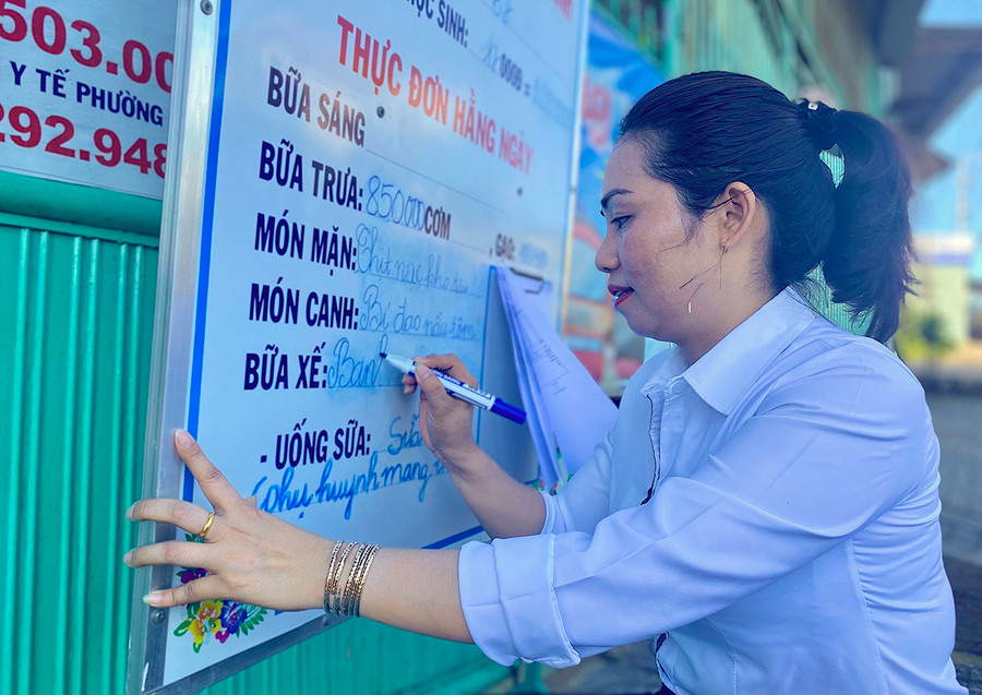  Thực đơn bán trú hàng ngày cho trẻ được các trường mầm non công khai với phụ huynh. Ảnh: Mộc Trà