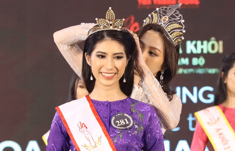 Kiều Nhung rạng rỡ trong giây phút nhận vương miện được chế tác từ trầm hương. Ảnh: BTC