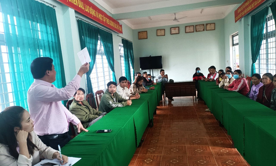 Người dân xã Tê Xăng được trả tiền đền bù. Ảnh nguồn Báo Kon Tum