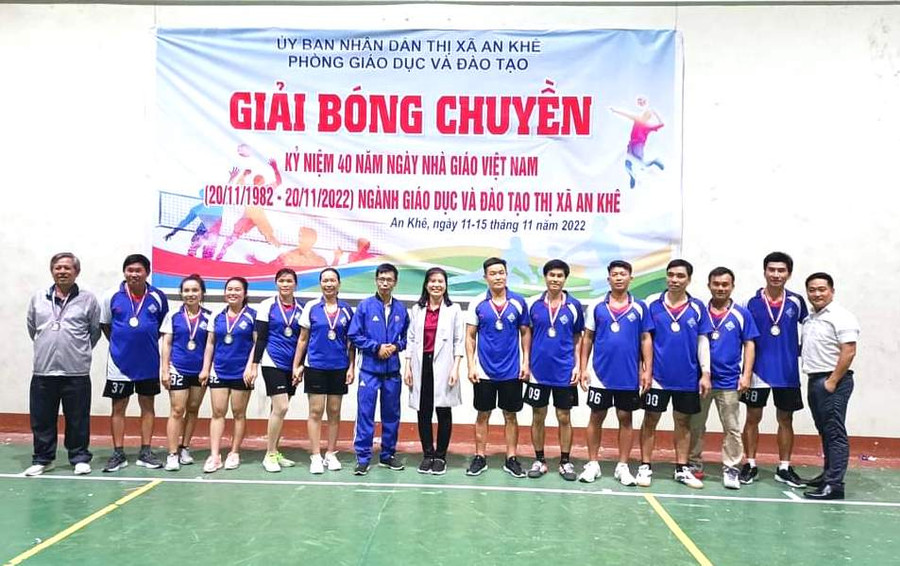 Ban tổ chức tặng huy chương cho đội đạt thành tích cao. Ảnh: Ngọc Minh Ban tổ chức tặng huy chương cho đội đạt thành tích cao. Ảnh: Ngọc Minh