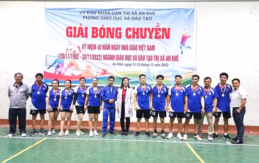 Ban tổ chức tặng huy chương cho đội đạt thành tích cao. Ảnh: Ngọc Minh