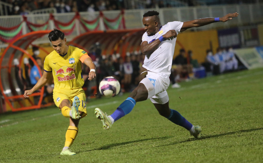 HAGL (trái) đã tận dụng tốt những cơ hội mình có được. Ảnh: Văn Ngọc HAGL (trái) đã tận dụng tốt những cơ hội mình có được. Ảnh: Văn Ngọc